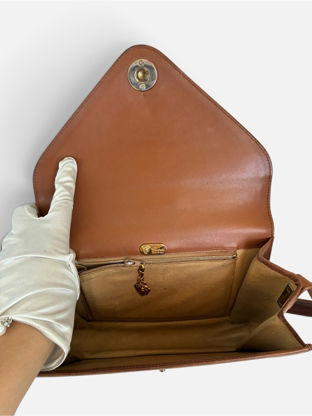 Gucci Tan Brown Leather Shoulder Bag with Gold Hardware - Picture 8 of 9